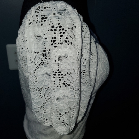 No Boundaries Sweetheart Cutout Wide Neck Lace Crop Top - NEW - Large - Picture 4 of 10